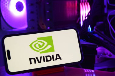 Kharkiv, Ukrayna - 28 Ocak 2025: Bilgisayar arkaplanda NVIDIA logosu bulunan telefon.