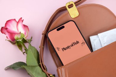 KHARKIV, UKRAINE - 12 Haziran 2024: Akıllı telefon ekranında birçok flört uygulaması. Randevu ve aile kavramı.