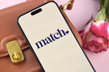 KHARKIV, UKRAINE - 12 Haziran 2024: Akıllı telefon ekranında flört uygulamasını eşleştir. Randevu ve aile kavramı.