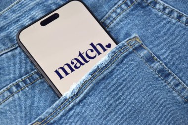 KHARKIV, UKRAINE - 12 Haziran 2024: Akıllı telefon ekranında flört uygulamasını eşleştir. Randevu ve aile kavramı.