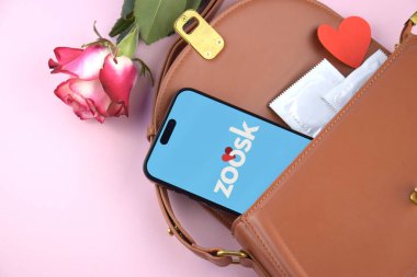 KHARKIV, UKRAINE - 12 Haziran 2024: Akıllı telefon ekranında Zoosk flört uygulaması. Randevu ve aile kavramı.