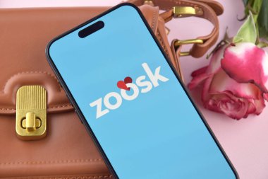 KHARKIV, UKRAINE - 12 Haziran 2024: Akıllı telefon ekranında Zoosk flört uygulaması. Randevu ve aile kavramı.
