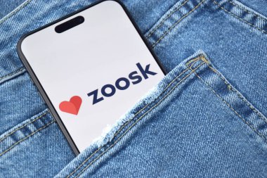 KHARKIV, UKRAINE - 12 Haziran 2024: Akıllı telefon ekranında Zoosk flört uygulaması. Randevu ve aile kavramı.