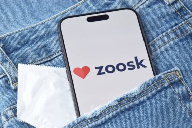 KHARKIV, UKRAINE - 12 Haziran 2024: Akıllı telefon ekranında Zoosk flört uygulaması. Randevu ve aile kavramı.