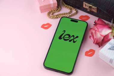 KHARKIV, UKRAINE - 12 Haziran 2024: akıllı telefon ekranında Lex flört uygulaması. Randevu ve aile kavramı.