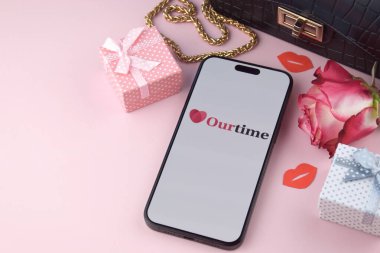 KHARKIV, UKRAINE - 12 Haziran 2024: Akıllı telefon ekranında bizim zaman flört uygulaması. Randevu ve aile kavramı.