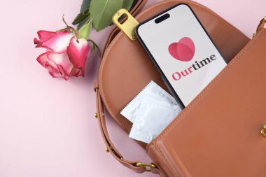 KHARKIV, UKRAINE - 12 Haziran 2024: Akıllı telefon ekranında bizim zaman flört uygulaması. Randevu ve aile kavramı.