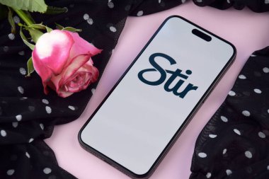 KHARKIV, UKRAINE - 12 Haziran 2024: Akıllı telefon ekranında tarih bulma uygulaması. Randevu ve aile kavramı.