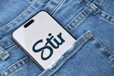 KHARKIV, UKRAINE - 12 Haziran 2024: Akıllı telefon ekranında tarih bulma uygulaması. Randevu ve aile kavramı.