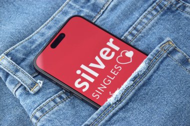 KHARKIV, UKRAINE - 12 Haziran 2024: Akıllı telefon ekranında Silversingles uygulaması. Randevu ve aile kavramı.