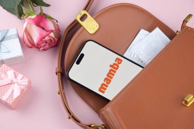 KHARKIV, UKRAINE - 12 Haziran 2024: Akıllı telefon ekranında Mamba flört uygulaması. Randevu ve aile kavramı.