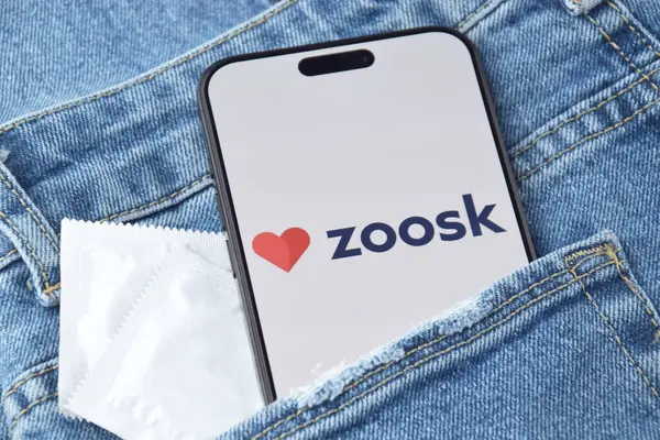 KHARKIV, UKRAINE - 12 Haziran 2024: Akıllı telefon ekranında Zoosk flört uygulaması. Randevu ve aile kavramı.