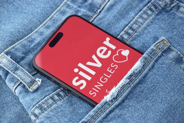 KHARKIV, UKRAINE - 12 Haziran 2024: Akıllı telefon ekranında Silversingles uygulaması. Randevu ve aile kavramı.