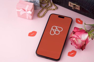 KHARKIV, UKRAINE - 12 Haziran 2024: Akıllı telefon ekranında flört uygulaması. Randevu ve aile kavramı.