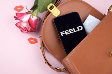 KHARKIV, UKRAINE - 12 Haziran 2024: Akıllı telefon ekranında flört uygulaması. Randevu ve aile kavramı.