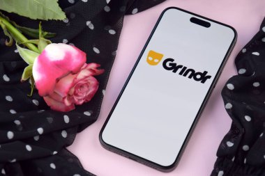 KHARKIV, UKRAINE - 12 Haziran 2024: Akıllı telefon ekranında flört uygulaması. Randevu ve aile kavramı.