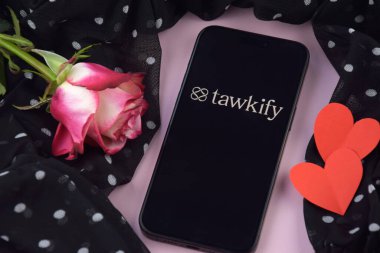 KHARKIV, UKRAINE - 12 Haziran 2024: Akıllı telefon ekranında flört uygulamasını Tawkify. Randevu ve aile kavramı.