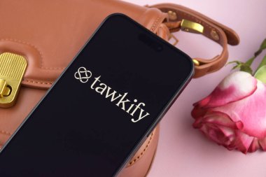 KHARKIV, UKRAINE - 12 Haziran 2024: Akıllı telefon ekranında flört uygulamasını Tawkify. Randevu ve aile kavramı.