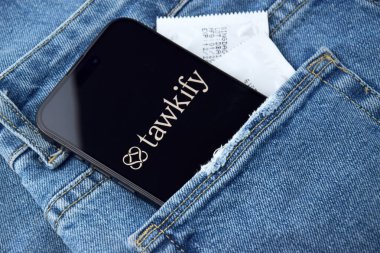 KHARKIV, UKRAINE - 12 Haziran 2024: Akıllı telefon ekranında flört uygulamasını Tawkify. Randevu ve aile kavramı.