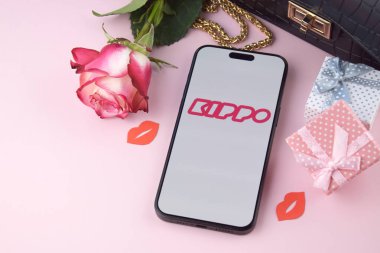 KHARKIV, UKRAINE - 12 Haziran 2024: Akıllı telefon ekranında Kippo flört uygulaması. Randevu ve aile kavramı.