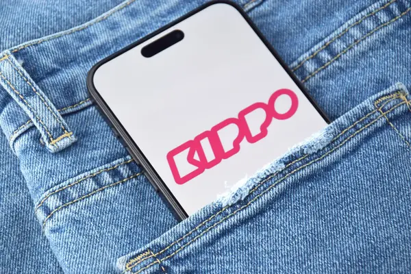 KHARKIV, UKRAINE - 12 Haziran 2024: Akıllı telefon ekranında Kippo flört uygulaması. Randevu ve aile kavramı.