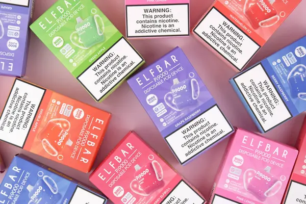 KHARKOV, UKRAINE - 17 Ağustos 2024: Zevkli bir şeye sahip birçok Elfbar kullan-at kalem.