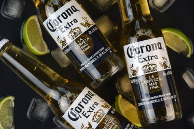 Kharkiv, Ukrayna, 2 Nisan 2025: Koyu arkaplanda buzlu ve limonlu Corona Ekstra Birası.