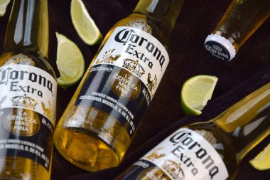 Kharkiv, Ukrayna, 2 Nisan 2025: Koyu arkaplanda buzlu ve limonlu Corona Ekstra Birası.