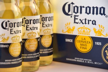 Kharkiv, Ukrayna, 2 Nisan 2025: Buz ve limonlu hafif zemin üzerinde Corona Ekstra Birası.