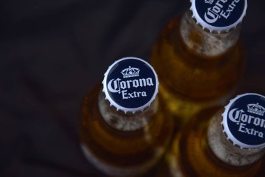 Kharkiv, Ukrayna, 2 Nisan 2025: Koyu arkaplanda buzlu ve limonlu Corona Ekstra Birası.