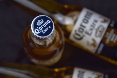 Kharkiv, Ukrayna, 2 Nisan 2025: Koyu arkaplanda buzlu ve limonlu Corona Ekstra Birası.