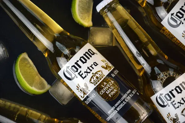 Kharkiv, Ukrayna, 2 Nisan 2025: Koyu arkaplanda buzlu ve limonlu Corona Ekstra Birası.