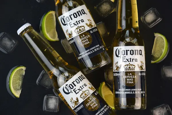 Kharkiv, Ukrayna, 2 Nisan 2025: Koyu arkaplanda buzlu ve limonlu Corona Ekstra Birası.