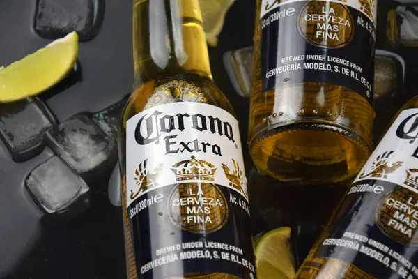 Kharkiv, Ukrayna, 2 Nisan 2025: Koyu arkaplanda buzlu ve limonlu Corona Ekstra Birası.