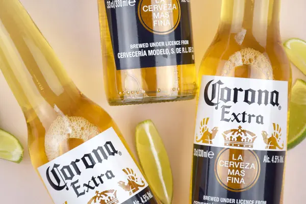 Kharkiv, Ukrayna, 2 Nisan 2025: Buz ve limonlu hafif zemin üzerinde Corona Ekstra Birası.