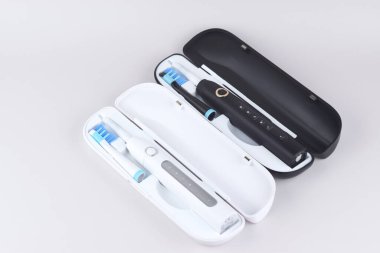 Gri yüzeyinde şarj edilebilir bataryası olan modern elektrikli ultrasonik diş fırçası. Diş bakımı.