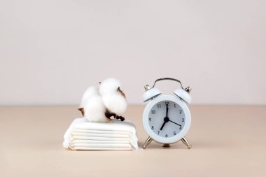 Pamuklu çubuklar, bej arka planda beyaz pamuk pedler. Vücut hijyeni ve kişisel hijyen kavramı.