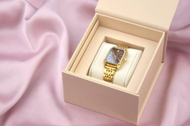 Pembe arka plandaki kadınlar için en az moda kol saati. Moda ve tarz.