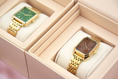 Pembe arka plandaki kadınlar için en az moda kol saati. Moda ve tarz.