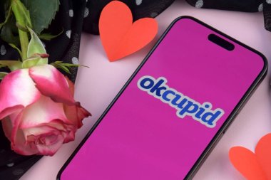 KHARKIV, UKRAINE - 12 Haziran 2024: Akıllı telefon ekranında Okcupid flört uygulaması. Randevu ve aile kavramı.