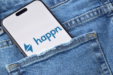 KHARKIV, UKRAINE - 12 Haziran 2024: Akıllı telefon ekranında Happn randevu uygulaması. Randevu ve aile kavramı.