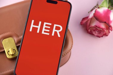 KHARKIV, UKRAINE - 12 Haziran 2024: akıllı telefon ekranında flört uygulaması. Randevu ve aile kavramı.