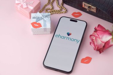 KHARKIV, UKRAINE - 12 Haziran 2024: Akıllı telefon ekranında ahenkli flört uygulaması. Randevu ve aile kavramı.