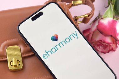 KHARKIV, UKRAINE - 12 Haziran 2024: Akıllı telefon ekranında ahenkli flört uygulaması. Randevu ve aile kavramı.