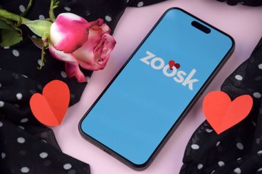 KHARKIV, UKRAINE - 12 Haziran 2024: Akıllı telefon ekranında Zoosk flört uygulaması. Randevu ve aile kavramı.