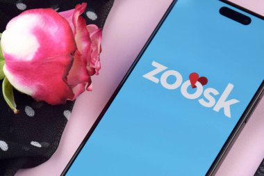 KHARKIV, UKRAINE - 12 Haziran 2024: Akıllı telefon ekranında Zoosk flört uygulaması. Randevu ve aile kavramı.