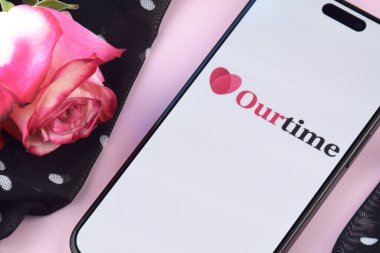 KHARKIV, UKRAINE - 12 Haziran 2024: Akıllı telefon ekranında bizim zaman flört uygulaması. Randevu ve aile kavramı.