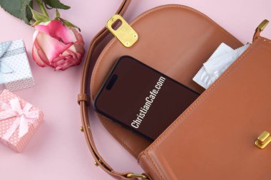 KHARKIV, UKRAINE - 12 Haziran 2024: Akıllı telefon ekranında Hristiyan kafe flört uygulaması. Randevu ve aile kavramı.