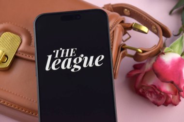 KHARKIV, UKRAINE - 12 Haziran 2024: Akıllı telefon ekranında lig flört uygulaması. Randevu ve aile kavramı.