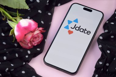 KHARKIV, UKRAINE - 12 Haziran 2024: Akıllı telefon ekranında Jdate randevu uygulaması. Randevu ve aile kavramı.